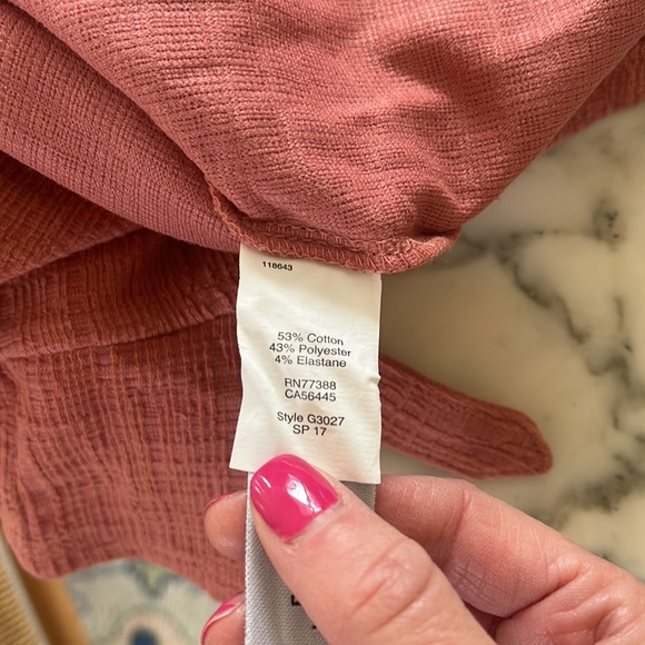 Madewell women’s top with cutout shoulders. - Picture 5 of 5